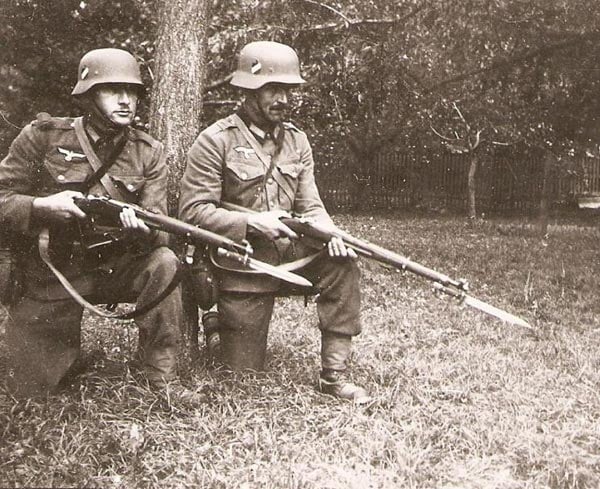 ww2_german_soldiers_armed_with_wwi_era_a