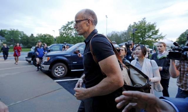 Walter Palmer arrives at the River Bluff Dental clinic in Bloomington, Minnesota, September 8, 2015. REUTERS/ERIC MILLER