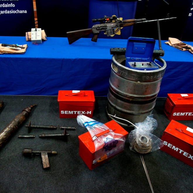 Irish police show off recent IRA weapons seizures, beer keg bomb