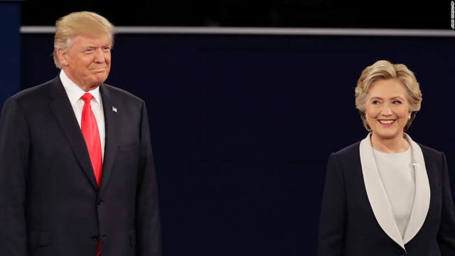 Donald Trump and Hillary Clinton debate on stage at Washington University in St. Louis, Missouri Oct.9, 2016 (Photo:CNN)