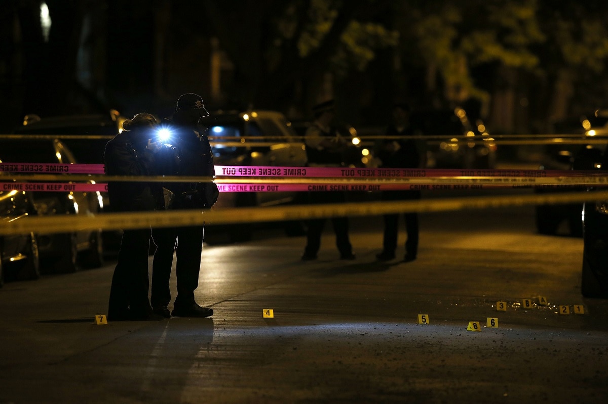 Chicago police investigate the scene of a shooting (Photo: Chicago Tribune)