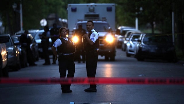 Chicago police work the scene of a shooting in the Lawndale neighborhood that killed a 15-year-old boy. (Photo: Chicago Tribune)