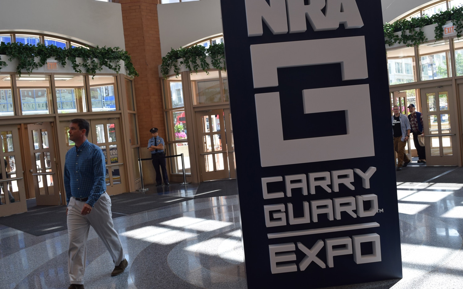 An innocuous sign pointing people toward the expo. (Photo: Daniel Terrill/Guns.com)