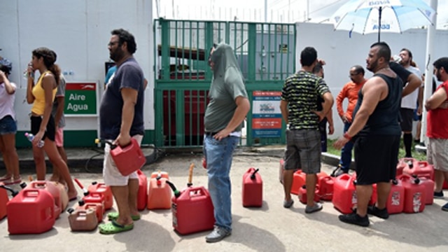 People wait in line to buy gas in Bayamón, Puerto Rico. (Photo: Hector Retamal/AFP/Getty Images)