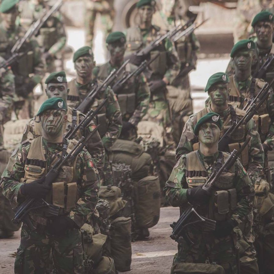 Portugal paratroopers Galil
